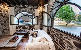 Plousiadi΄S Stone House